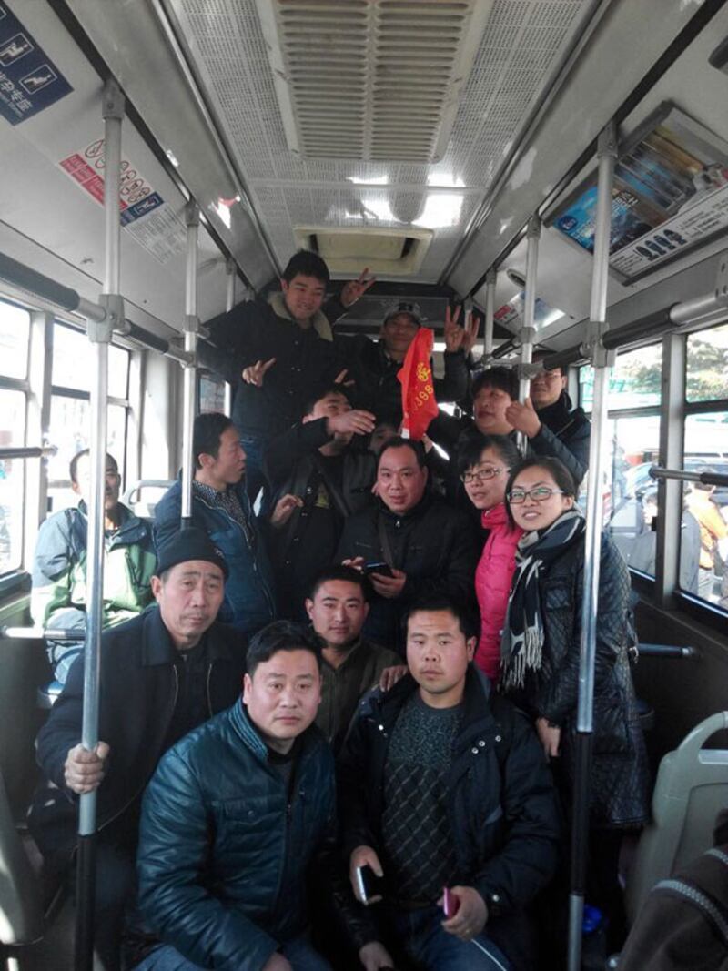 2015年3月4日，疫苗受害者家長在北京市公安局治安總隊申請遊行時被全部抓進久敬莊。（王軍衛攝）