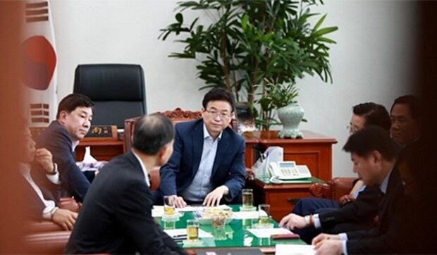 이철우 국회 정보위원장(가운데)이 4일 오후 국회 정보위원장실에서 북한 미사일 발사 관련 정보위 개최 여부에 대해 여야 간사들과 회동을 갖고 있다.