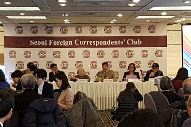 남한의 납북자 가족 단체 대표들이 서울 외신기자클럽이 7일 서울에서 주최한 ‘납북피해가족 합동브리핑’에 참석했다. 
