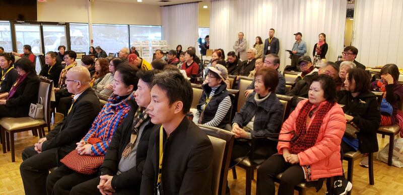 新闻发布会现场有民众质疑中国红十字会的运作。 (柳飞拍摄)