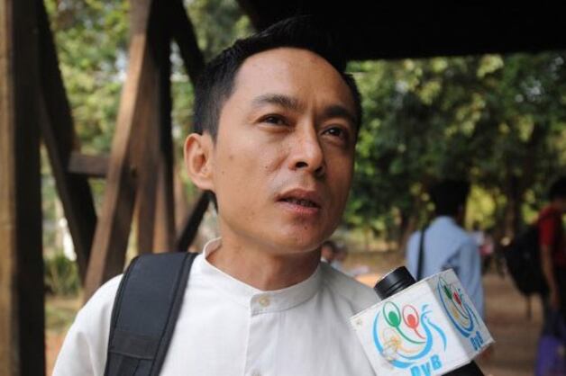 Chief editor Kyaw Min Swe of Myanmar newspaper The Voice Daily speaks to reporters in 2013 photo.