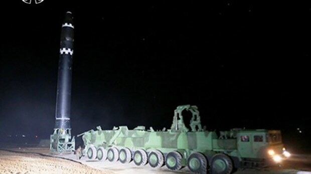 대륙간탄도미사일(ICBM)급 '화성-15'형의 이동식 발사차량(TEL).