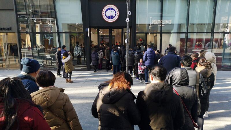 在北京三里屯新开设的加拿大大衣制造商 Canada Goose旗舰店外排队的顾客(法新社)