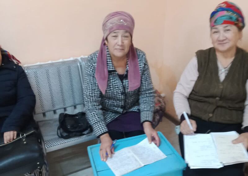 قازاقىستاننىڭ چېلەك تەۋەسىدىكى «ئۇيغۇر ئاۋازى» گېزىتىگە مۇشتەرى توپلاش پائالىيىتىدىن كۆرۈنۈش. 2022-يىلى دېكابىر.