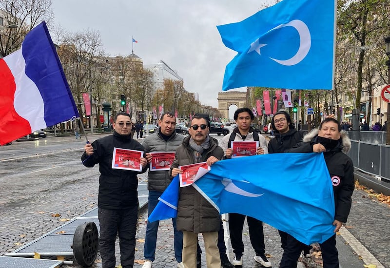 فىرانسىيە ئۇيغۇر بىرلىكىنىڭ بىر قىسىم ئەزالىرى «ئۇيغۇر ئىرقىي قىرغىنچىلىقى كۈنى» نى خاتىرىلەش پائالىيىتى ئېلىپ بارماقتا. 2023-يىلى 9-دېكابىر.
