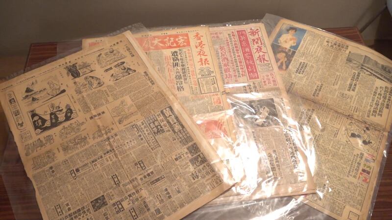 尊子工作室收藏不少香港昔日報章，見證香港政治漫畫歷史。（張展豪 攝）