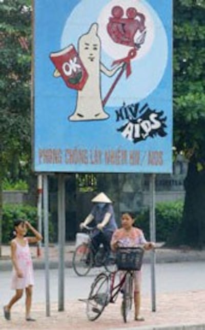 Tấm bảng quảng cáo phòng chống AIDS ở Hà Nội