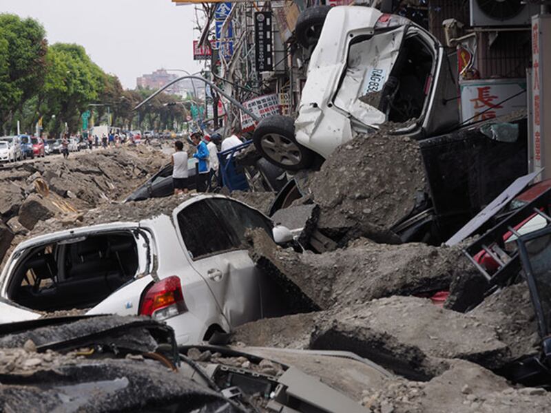 炸爆現場兩旁車輛大部份被炸毀。(鍾廣政報道)