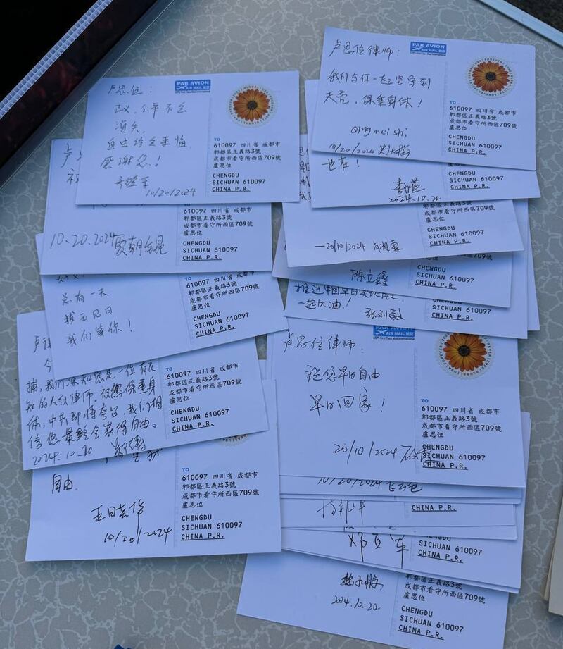 2024年10月20日，洛杉矶中领馆外集会声援卢思位的人们写下的明信片。（界立建提供）