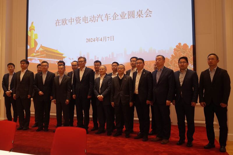 2024年4月7日，中國商務部長王文濤在巴黎參加「在歐中次電動車企業圓桌會」。（中國駐歐盟使團X官方帳號圖片）