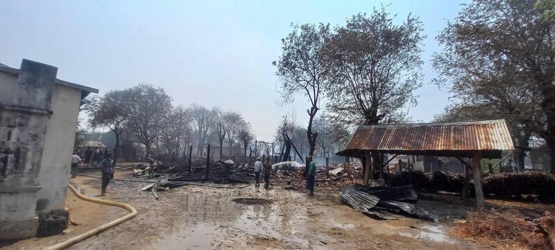 ဘုတလင်မြို့နယ်၊ ဆုံကုန်းကျေးရွာကို ၂၀၂၃ ခုနှစ်၊ မတ်လ ၂၅ ရက်နေ့က စစ်ကောင်စီတပ် မီးရှို့ဖျက်ဆီးခဲ့သဖြင့် မီးလောင်နေသည့် နေအိမ်အဆောက်အအုံများကို မီးငြှိမ်းသတ်နေသည့် ဒေသခံများအား တွေ့ရစဉ်။ (Photo: Citizen Journalist)