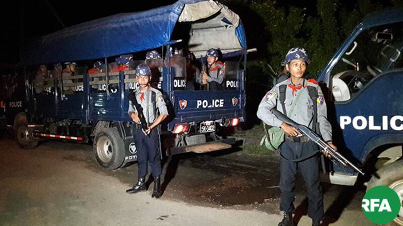 စစ်တွေမြို့မှာ လုံခြုံရေးကင်းလှည့်နေတဲ့ ရဲတပ်ဖွဲ့ဝင်တွေကို ၂၀၁၇ အောက်တိုဘာလက တွေ့ရစဉ်