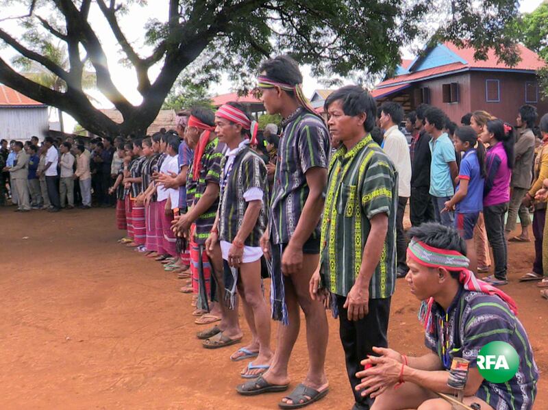 សហគមន៍​ជនជាតិ​ដើម​ភាគ​តិច​នៅ​ស្រុក​អូរជុំ និង​ស្រុក​តាវែង ខេត្ត​រតនគិរី ជួប​ជាមួយ​ក្រុម​ការងារ​អន្តរក្រសួង​ចុះ​ពិនិត្យ​បញ្ហា​ដីធ្លី នៅ​ខេត្ត​រតនគិរី កាល​ពី​ថ្ងៃ​ទី​២៩ ខែ​ធ្នូ ឆ្នាំ​២០១៦។ RFA/Ratha Visal