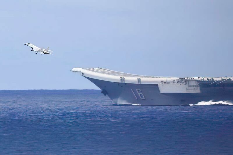 日本海上自衛隊拍攝到遼寧號戰機起飛。（日本防衛省統合幕僚監部圖片）