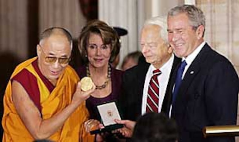 ༸གོང་ས་མཆོག་གསེར་གྱི་གཟེངས་རྟགས་བཞེས་བཞིན་པ།
