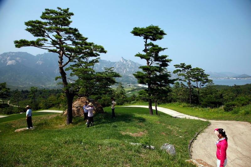 북한 금강산에 있는 골프장을 둘러보는 관광객들