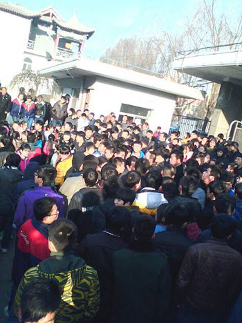 2013年1月28日，山西省呂梁市興縣第三中學，上千名家長和學生不滿學校亂收費，遊行到縣政府示威。（網民提供）