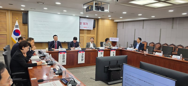 15일 한국 국회에서 열린 북한의 '두 국가론'과 '핵·군사 위협' 평가 토론회.