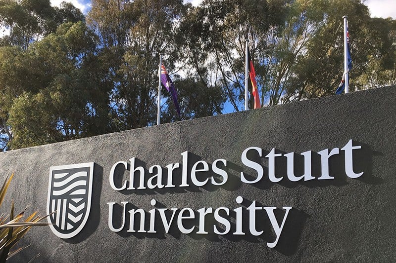 袁松彪和李家超均曾经于澳大利亚查尔斯特大学(Charles Sturt University)接受警政培训；对此，前中国外交官批评,指澳大利亚高等教育机构过去对中共渗透防范不足,沦为专制政府利用作为培育间谍和打压人权官员的温床。（Wikipedia）