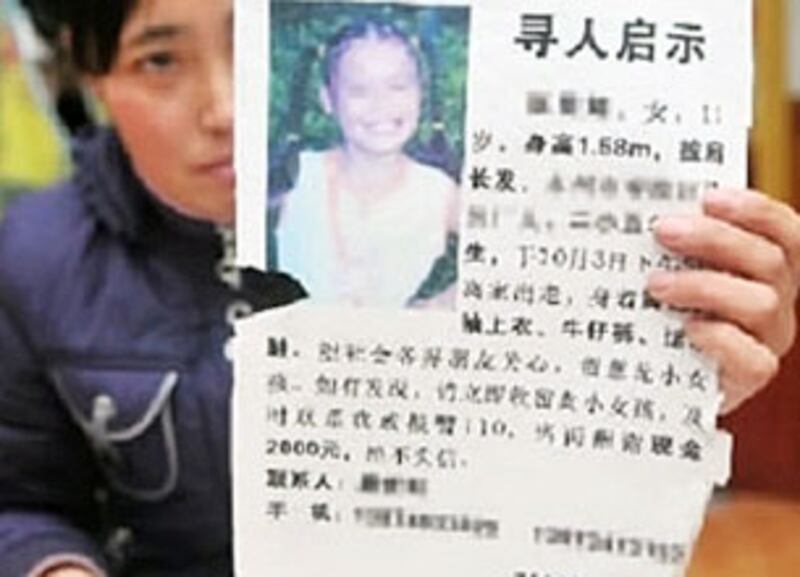 湖南永州11歲女孩樂樂06年被逼賣淫,她的母親唐慧在她失踪的3個月,曾發出尋日啟事,找尋女兒下落。(甘元春提供)