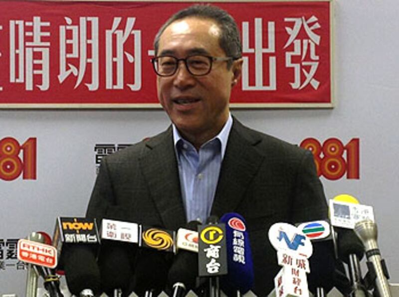 2013年1月3日，前政務司司長唐英年到電台接受專訪，認為特首選舉時對手梁振英以僭建批評他不公道。（粵語部記者林靜攝）