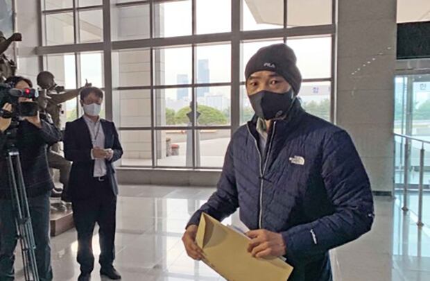 사진은 지난해 11월 6일 서해 연평도 해상에서 표류 중 북한군에 사살돼 숨진 해양수산부 산하 공무원 A씨의 형 이래진 씨가 서욱 국방부 장관을 만나기 위해 서울 국방부 청사를 방문하는 모습.