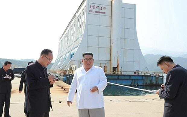 지난 2019년 김정은 위원장이 해금강호텔 앞에서 금강산에 설치된 남측 시설 철거를 지시하고 있다.