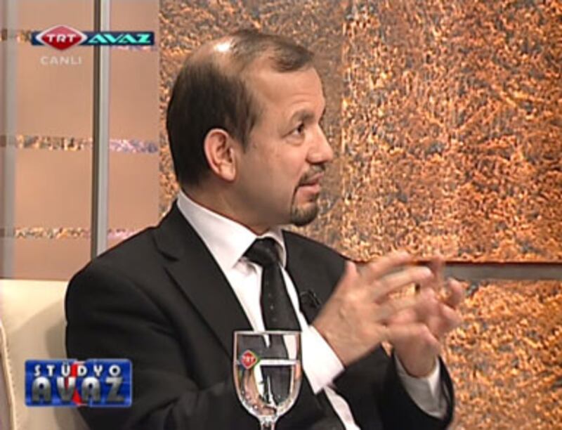 دوكتور ئەركىن ئەمەت پروگرامما رىياسەتچىسىنىڭ د ئۇ ق توغرىسىدا سورىغان سوئاللىرىغا جاۋاب بەردى. 2012-يىلى 11-ماي، تۈركىيە.