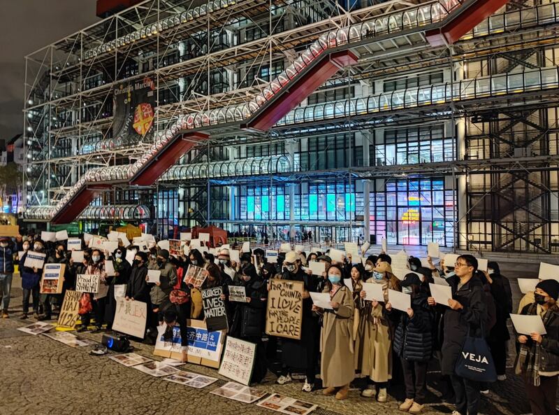 法國巴黎龐畢度中心（The Centre Pompidou ）外民眾集會。（李老師不是你老師Twitter圖片）