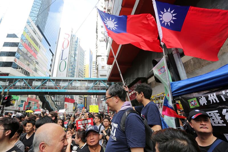资料图片:2019年6月16日,香港人示威游行,要求行政长官林郑月娥下台,并撤回引渡法案。(路透社图片)