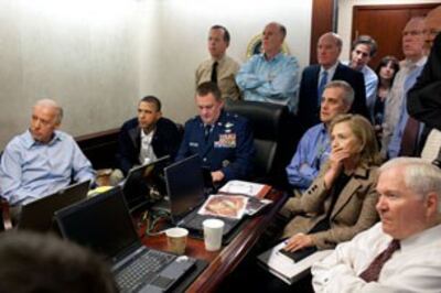 Tổng thống Hoa Kỳ Barack Obama cùng đội ngũ cố vấn thân cận đang theo dõi chiến dịch hạ sát Osama Bin Laden 