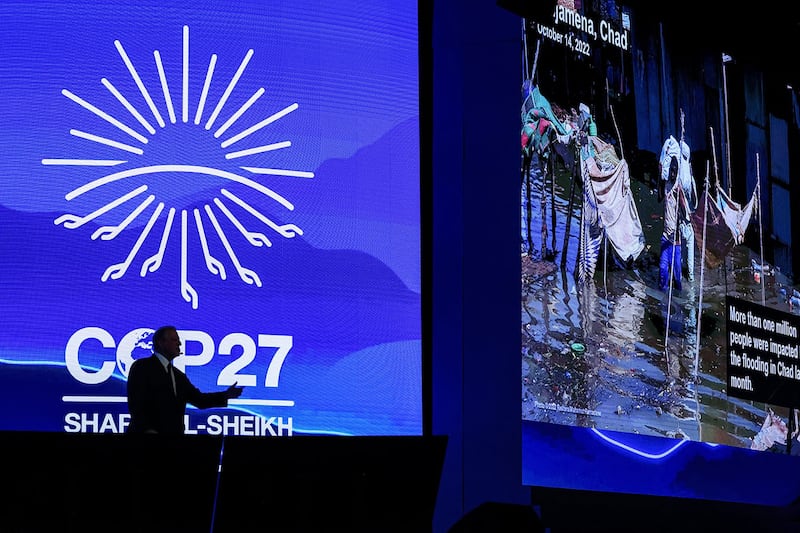 美国前副总统戈尔在COP27介绍一手催生的“气候追踪”平台,谁排多少碳,全摊在阳光下。(法新社)