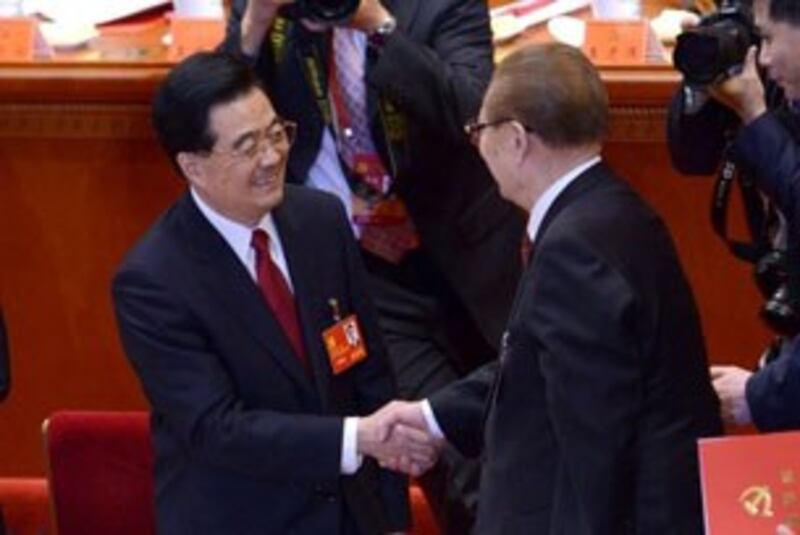 图片：11月14 日，胡锦涛（左）和江泽民（右）在十八大会议上。（法新社）