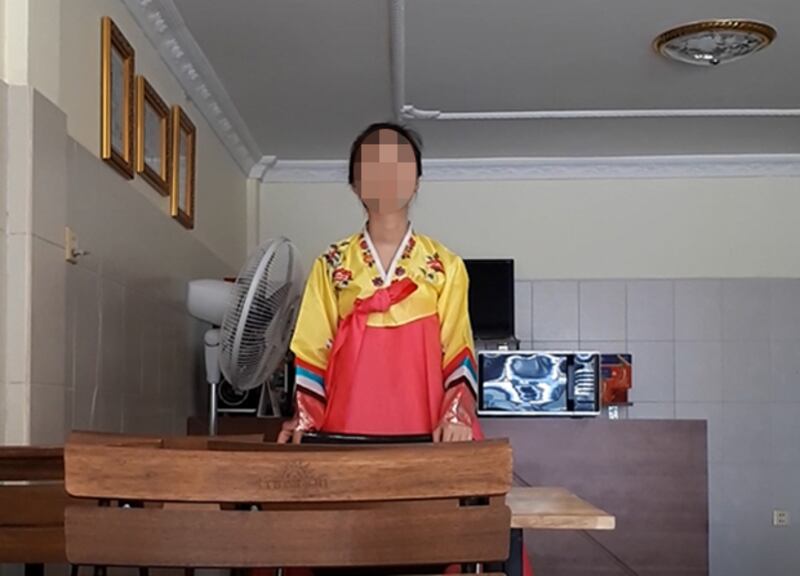 지난 9일 프놈펜에 위치한 북한 카페에서 북한 여성복무원이 손님을 기다리고 있는 모습. 