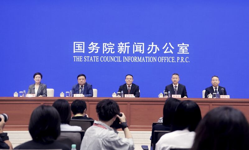 7月31日，中國財政部副部長王東偉等在國新辦記者會，宣布消費稅等下劃地方政府。（中國政府網）