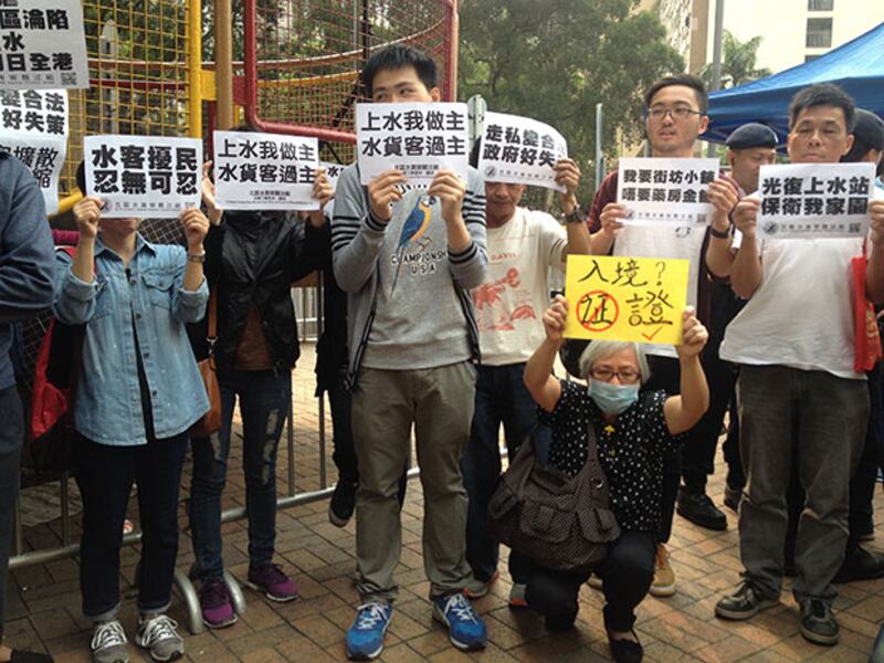 2015年3月22日，“北區水貨客關注組”發起“自己地區自己救”行動，要求政府取消一簽多行。(任吉攝)