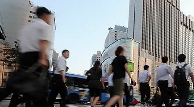 서울 중구 을지로입구역 사거리에서 직장인들이 퇴근길 발길을 재촉하고 있다. 