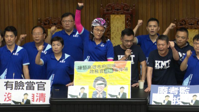 国民党立委群起霸占主席台瘫痪议事。(记者 李宗翰摄)