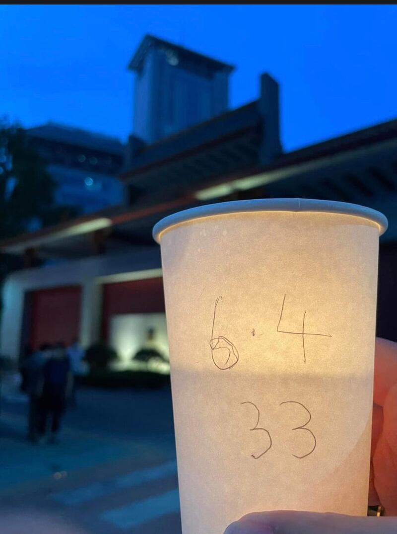 在鄒幸彤被捕後，羅賢斐在六四33周年到中國駐韓大使館外點起燭光。（受訪者提供）
