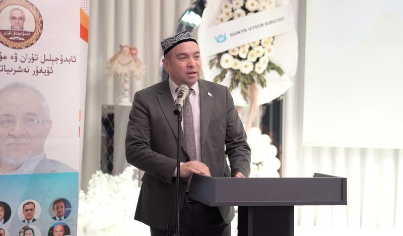 د ئۇ ق نىڭ ئىجرائىيە كومىتېتى مۇئاۋىن رەئىسى ۋە ئۇيغۇر ئاكادېمىيەسى باش كاتىپى ئابدۇلھەمىد قاراخان ئەپەندى «ئابدۇجېلىل تۇران ۋە مۇھاجىرەتتىكى ئۇيغۇر نەشرىياتچىلىقى» دېگەن يىغىندا سۆزلىمەكتە. 2024-يىلى، ئىستانبۇل.