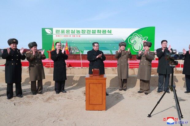 김정은 북한 총비서가 지난 2월 18일 함경남도 함주군 연포지구의 연포온실농장 건설 착공식에 참석한 모습. 착공식에는 김 쵱비서 최측근인 조용원 노동당 조직비서와 당 함경남도위원회 리정남 책임비서, 리영길 국방상, 김정관 전 국방상 등도 참석했다.