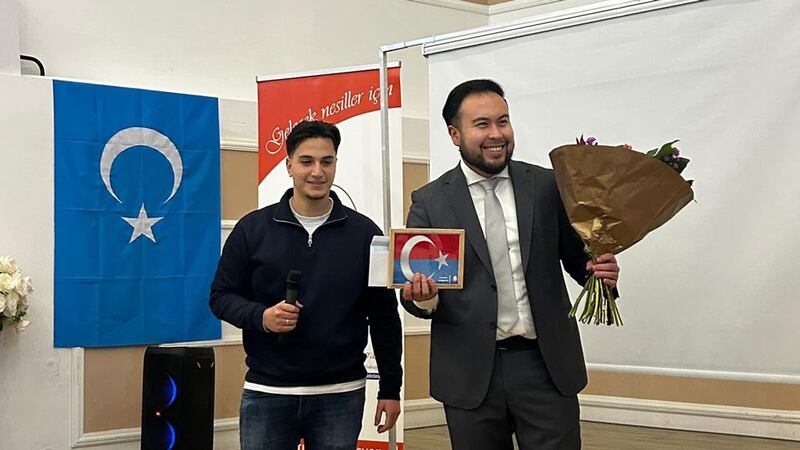 پائالىيەت ئاخىرىدا تۈرك تەشكىلاتى ئەخمەتجان قاسىمغا شەرقىي تۈركىستان ۋە تۈركىيە بايرىقىنىڭ بىرلەشتۈرۈلگەن قېرىنداشلىق لەۋھەسى تەقدىم قىلغان. 2024-يىلى 27-دېكابىر، روتتېردام