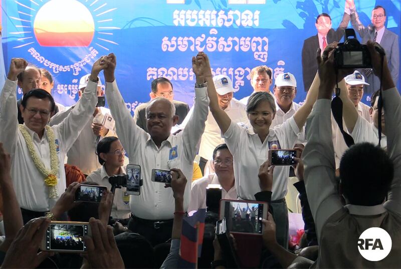 ពី​ឆ្វេង៖ ប្រធាន​គណបក្ស​សង្គ្រោះ​ជាតិ លោក កឹម សុខា អនុប្រធាន​បក្ស លោក ប៉ុល ហំម អ្នកស្រី មូរ សុខហួរ និង​លោក អេង ឆៃអ៊ាង ក្នុង​សមាជ​វិសាមញ្ញ​គណបក្ស​ជ្រើសរើស​ថ្នាក់​ដឹក​នាំ​ថ្មី នៅ​ថ្ងៃ​ទី​២ ខែ​មីនា ឆ្នាំ​២០១៧។ RFA/Sorn Chanratha