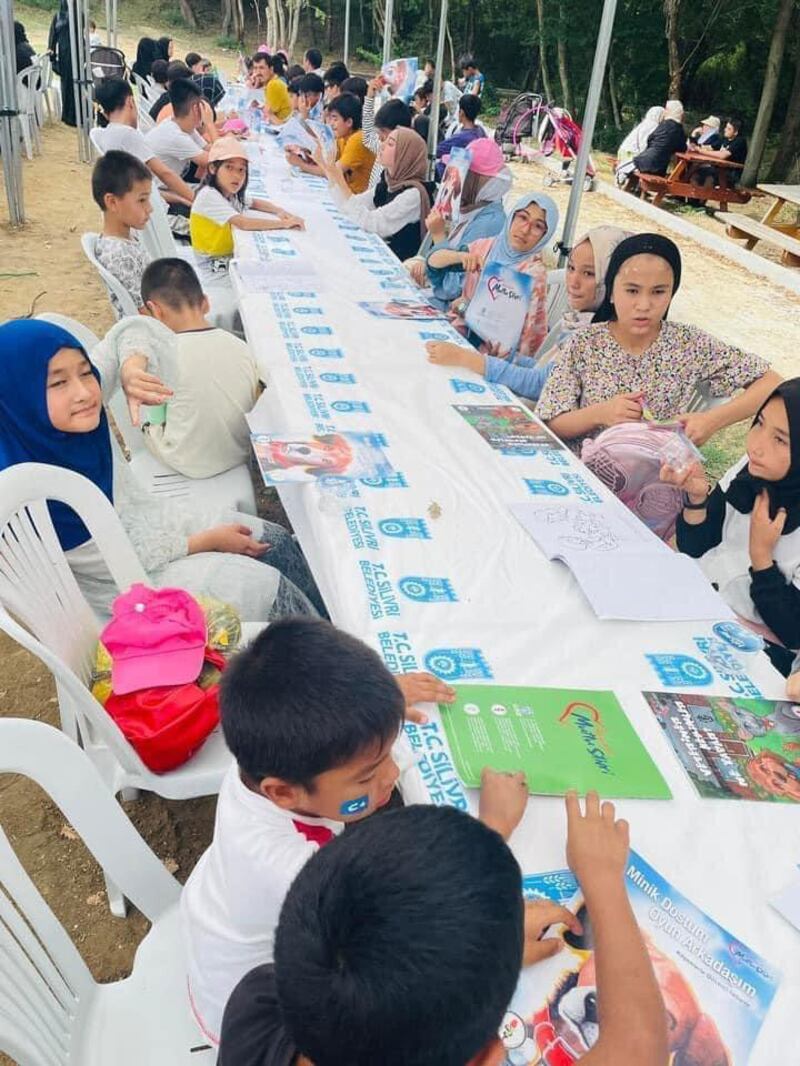 ئىستانبۇلنىڭ سىلىۋرى ناھىيەسىنىڭ ھاكىمى ۋولقان يىلماز ئەپەندى ئاتا-ئانىسى ۋەتىنىدە خىتاي لاگېر ۋە تۈرمىلىرىگە سولىنىپ، تىرىك يېتىمغا ئايلانغان ئۇيغۇر بالىلىرىغا دالا سەيلىسى ئۆتكۈزۈپ بەردى. 2022-يىلى 21-ئاۋغۇست، تۈركىيە.
