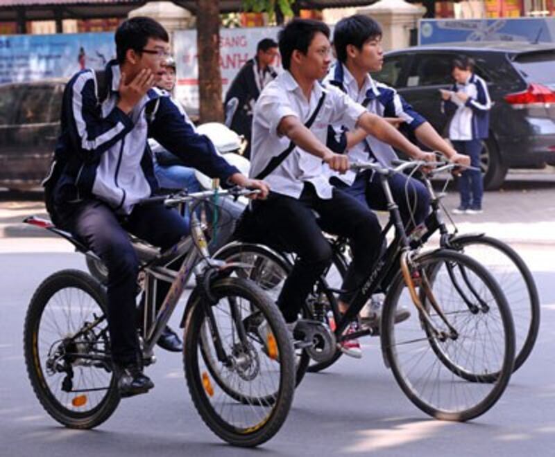 Học sinh một trường Trung học ở Hà Nội giờ tan học. AFP photo 