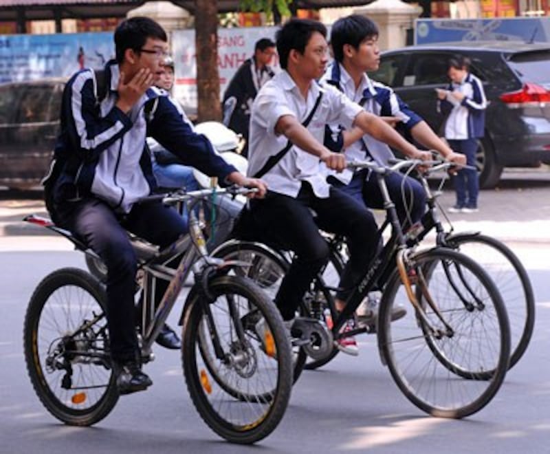 Học sinh một trường Trung học ở Hà Nội giờ tan học. AFP photo