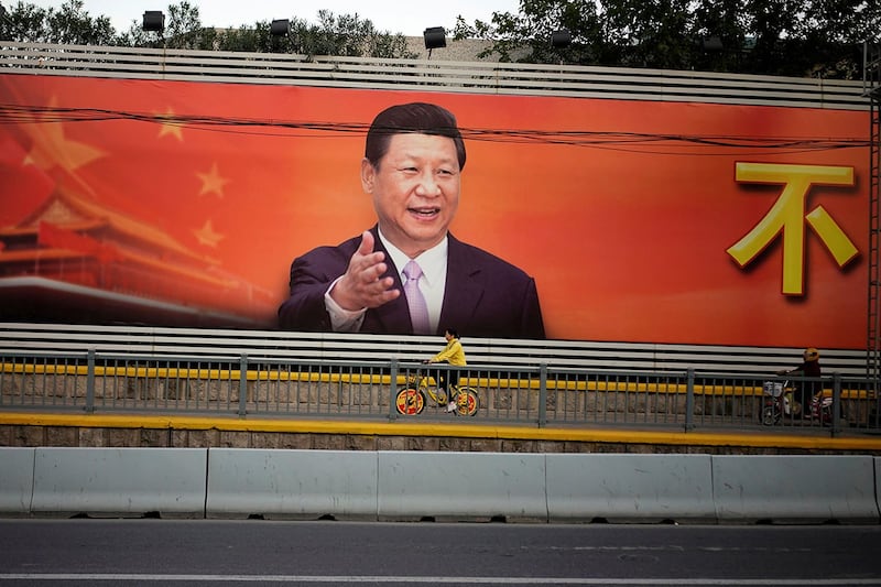 上海街道上张贴的带有习近平肖像的宣传画（路透社图片）