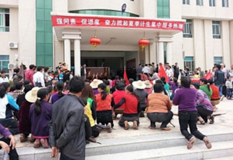 村民在鎮政府門外一度跪求領導撤銷煤電廠計劃。（村民鄭先生提供） 