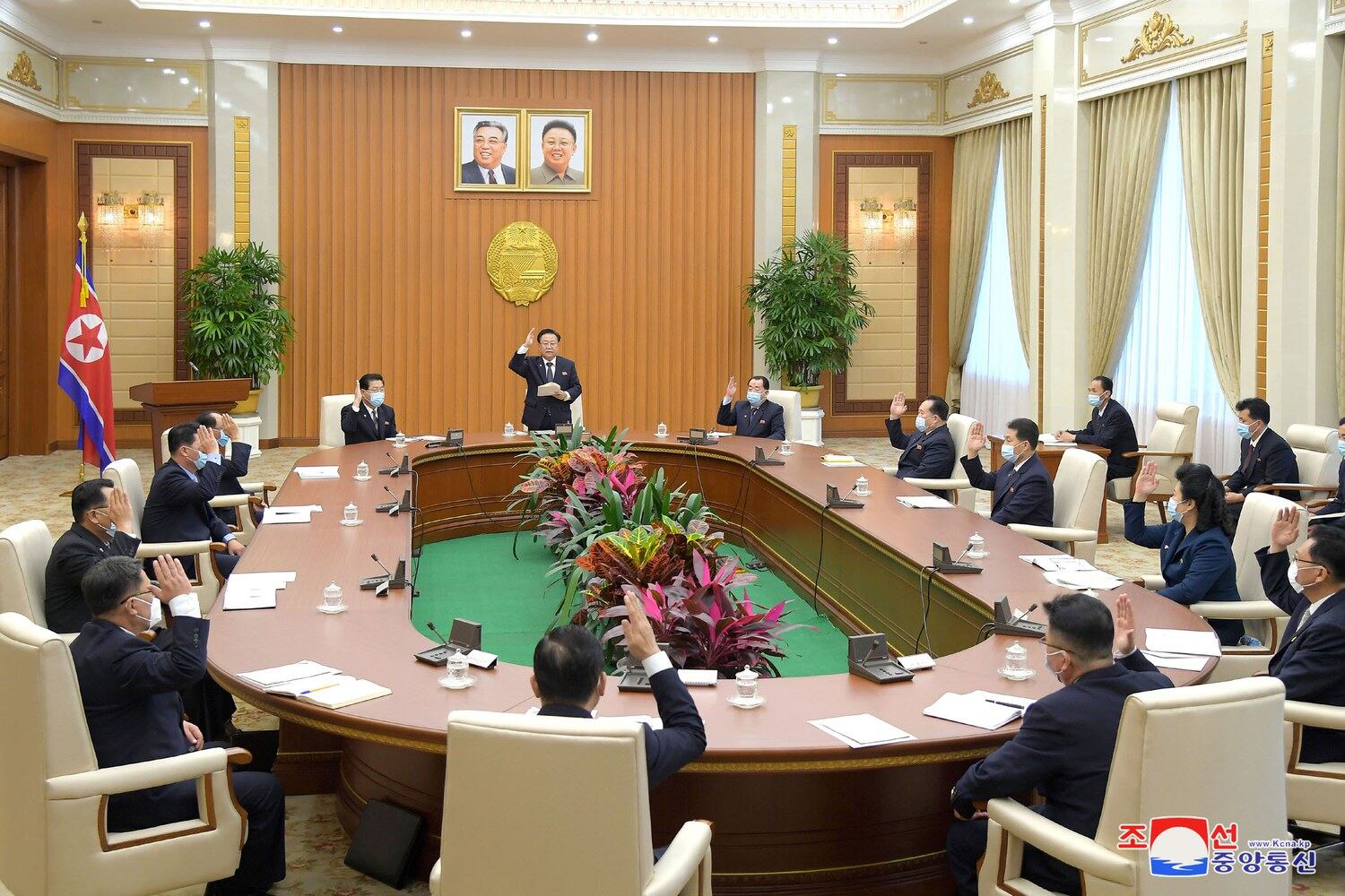 조선중앙통신은 지난 6일 최고인민회의 상임위원회 제14기 제23차전원회의가 만수대의사당에서 진행됐다고 7일 보도했다. 통신은 "최고인민회의 제14기 제8차회의를 2023년 1월 17일 평양에서 소집한다"면서 "이와 관련한 최고인민회의 상임위원회 결정이 6일 채택되었다"고 밝혔다.