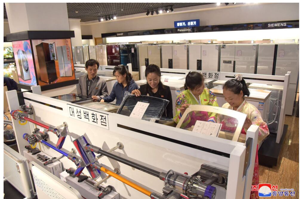 평양대성백화점 가전제품 전시관.